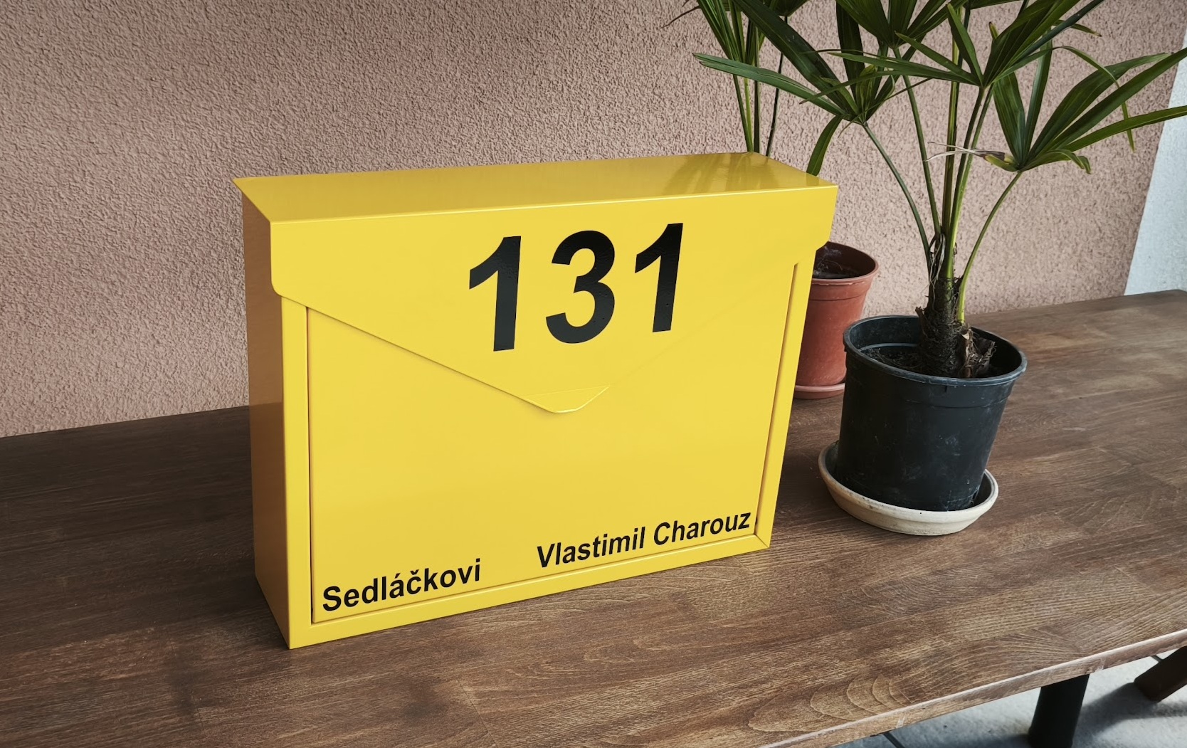 žlutá schránka Psaníčko s číslem popisným a jménem