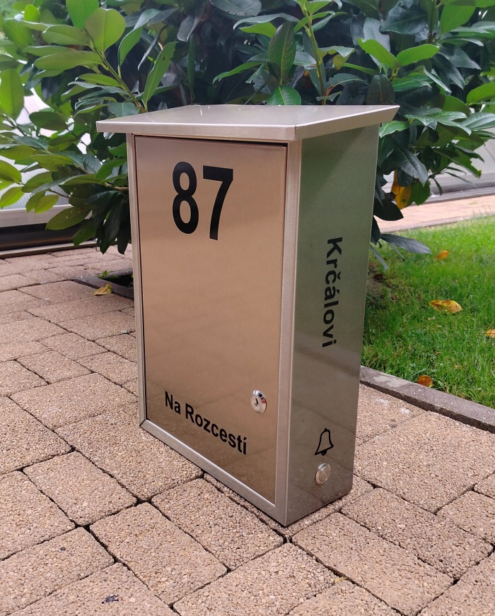 schránka s horním vhazováním, levými panty a zvonkem