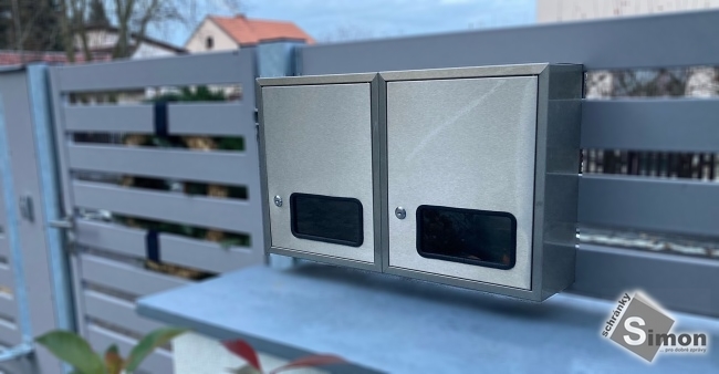 Dvouschránka u rodinného domu.