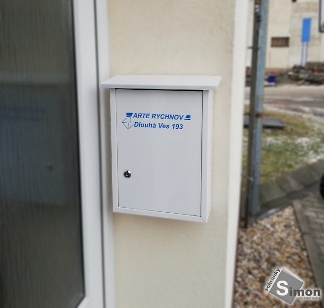 Bílá schránka s firemním polepem a logem