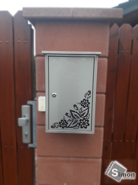 poštovní schránka z nerezu na betonovém sloupku