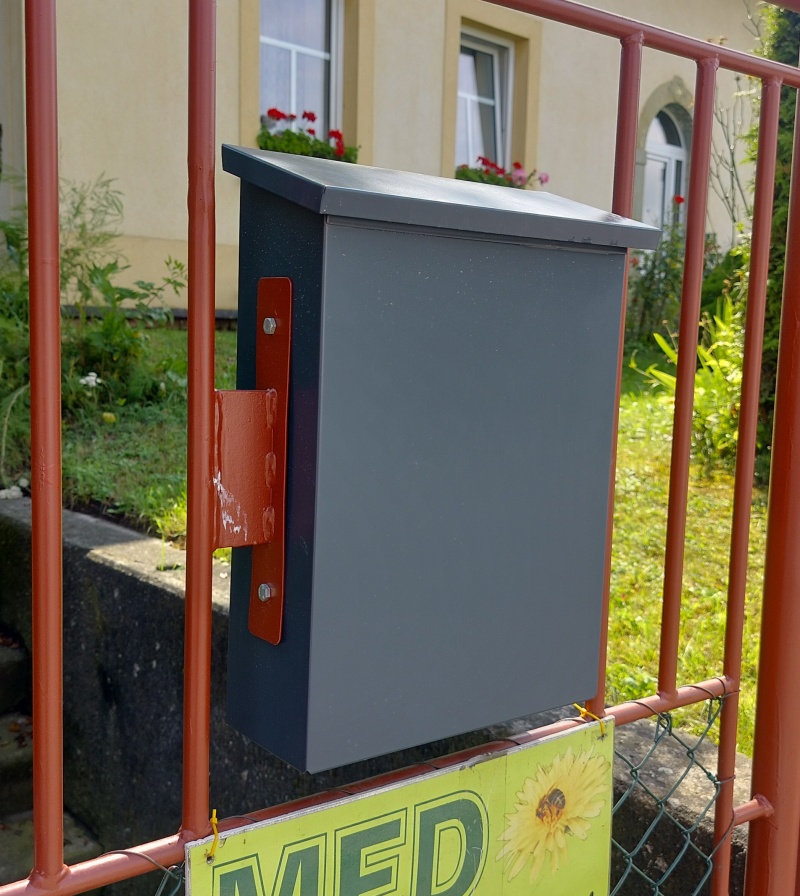 Poštovní schránka zabudovaná do branky