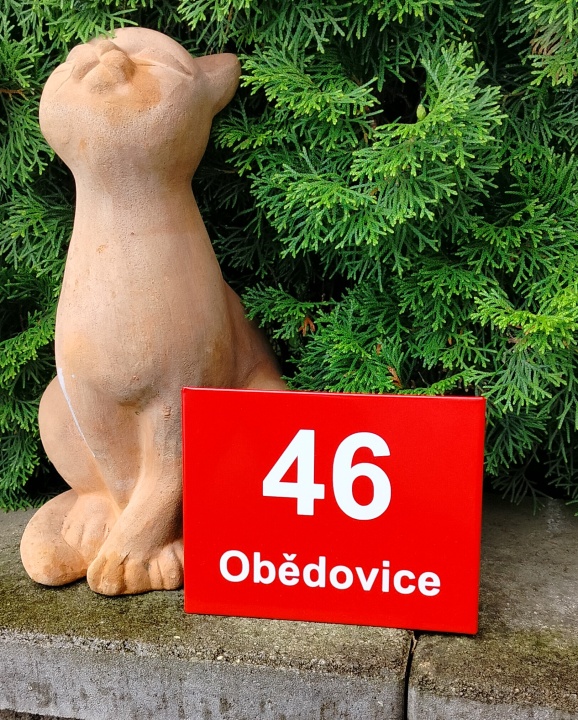 Tabulka s číslem popisným, červená