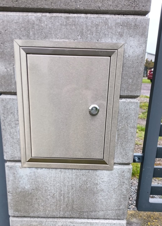 Nerezová dvířka pro uschování elektroniky brány