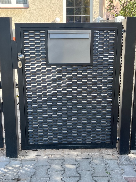 Schránka zabudovaná v brance