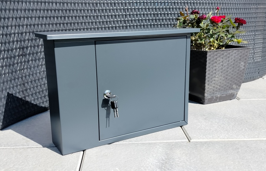 Antracitová schránka s rozšířeným bokem pro zvonek