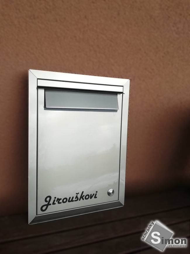 vhazovací čelo se zvonkem a jménem