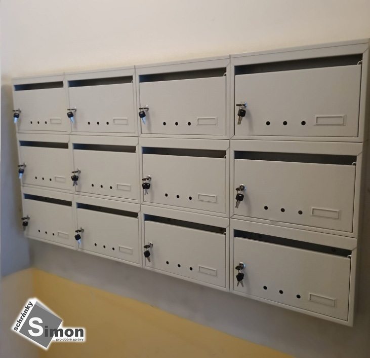 Sestava schránek 3x4 s průhledy do dvířek.