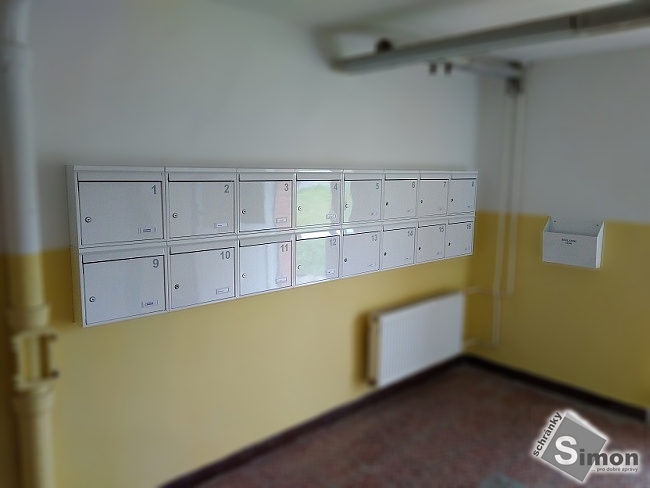 sestava lesklých bílých poštovních schránek Grande s boxem