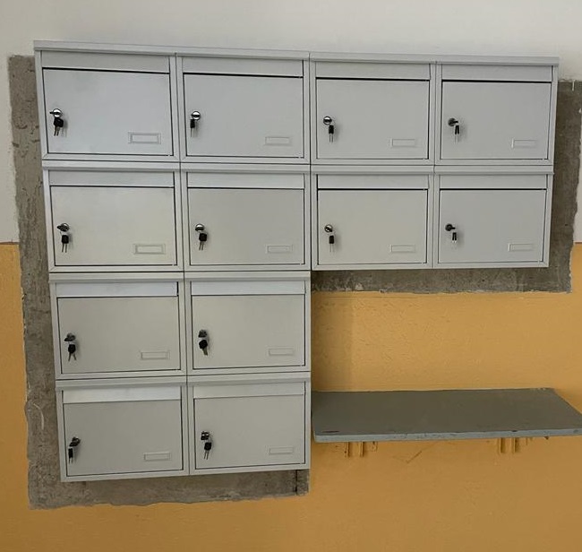 Velké objemné poštovní schránky místo starých dvouschránek.