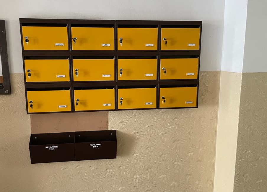 hnědožluté poštovní schránky 