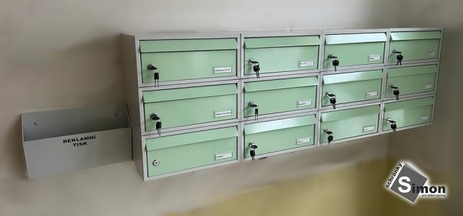Zeleno šedé ležaté schránky v paneláku