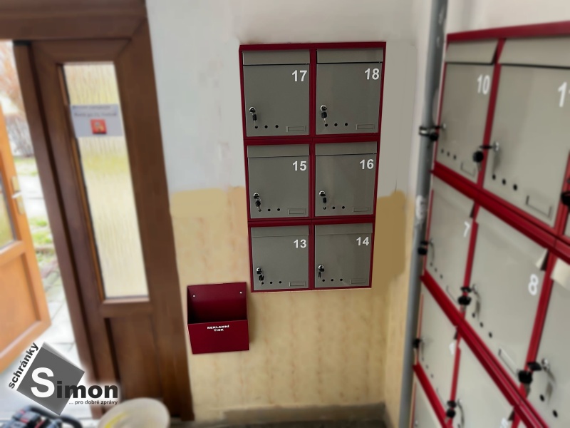 červenošedé panelákové schránky typ Ideal s boxem