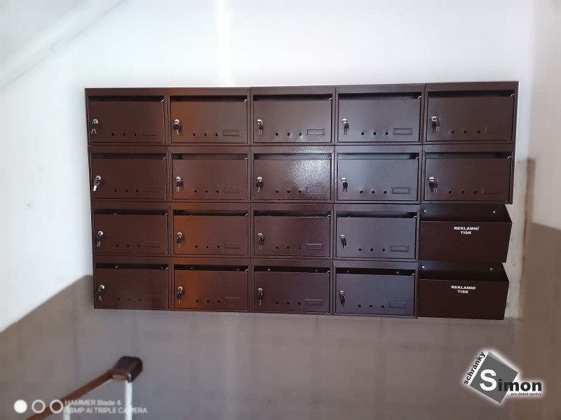hnědá sestava bytových schránek s boxy na reklamu