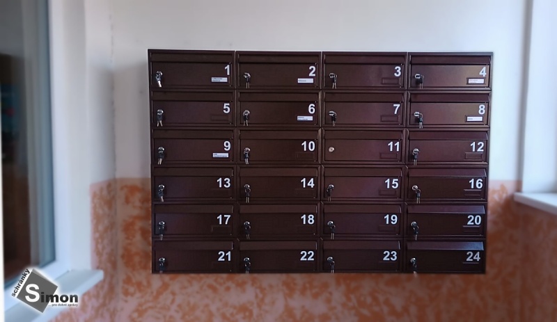 24 ležatých schránek v bytovém domě