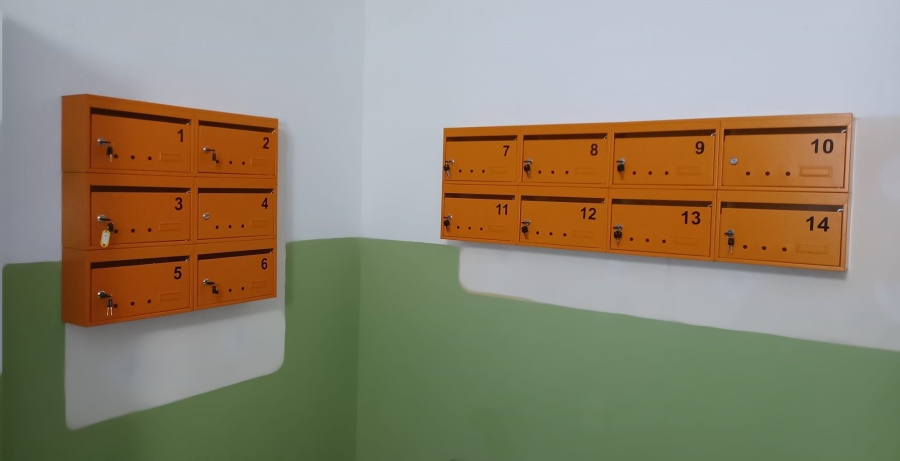 Oranžové poštovní schránky