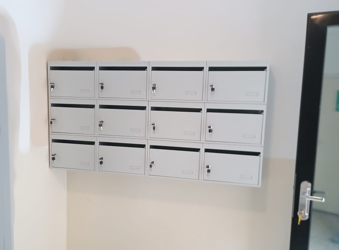 Velké bílé panelákové schránky v sestavě 3x4