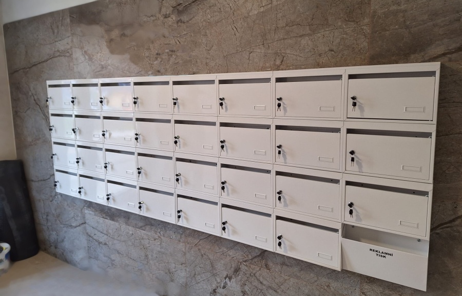 bílé schránky s boxem na reklamu