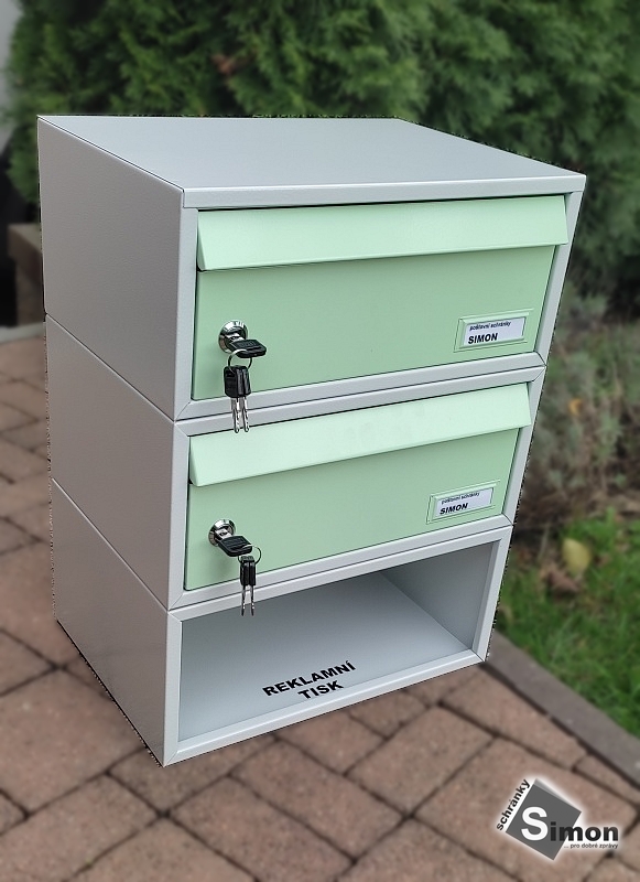 schránky s poličkou na letáky