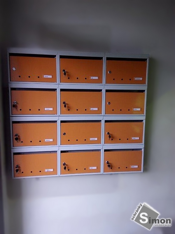 Oranžovo bílé schránky panelákové