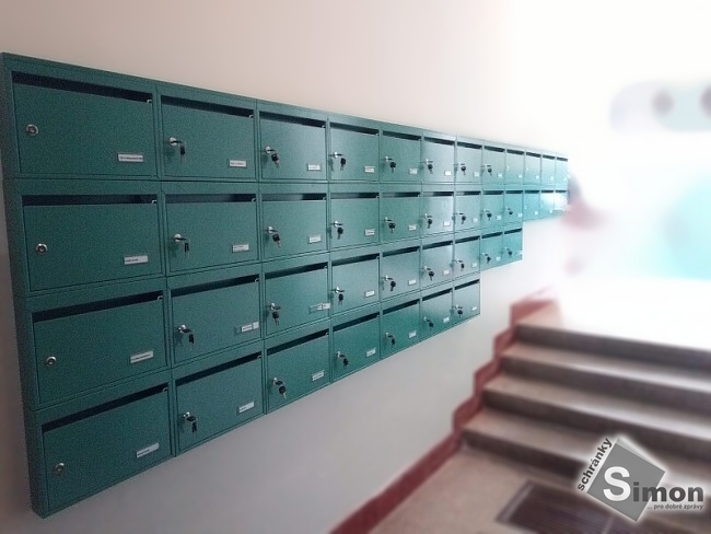 schránky kopírující schodiště