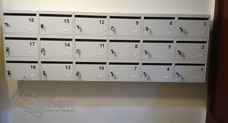 šedé schránky s očíslováním