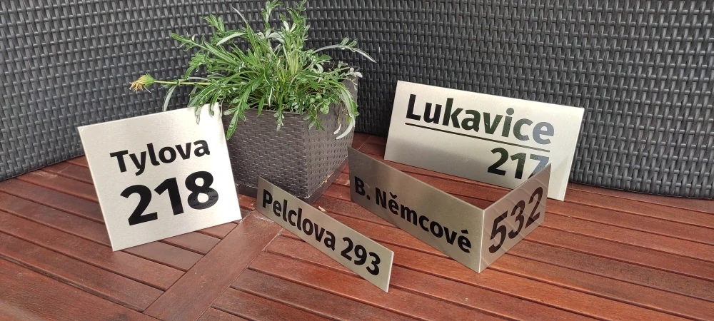 Domovní číslo, označení firmy, na zakázku