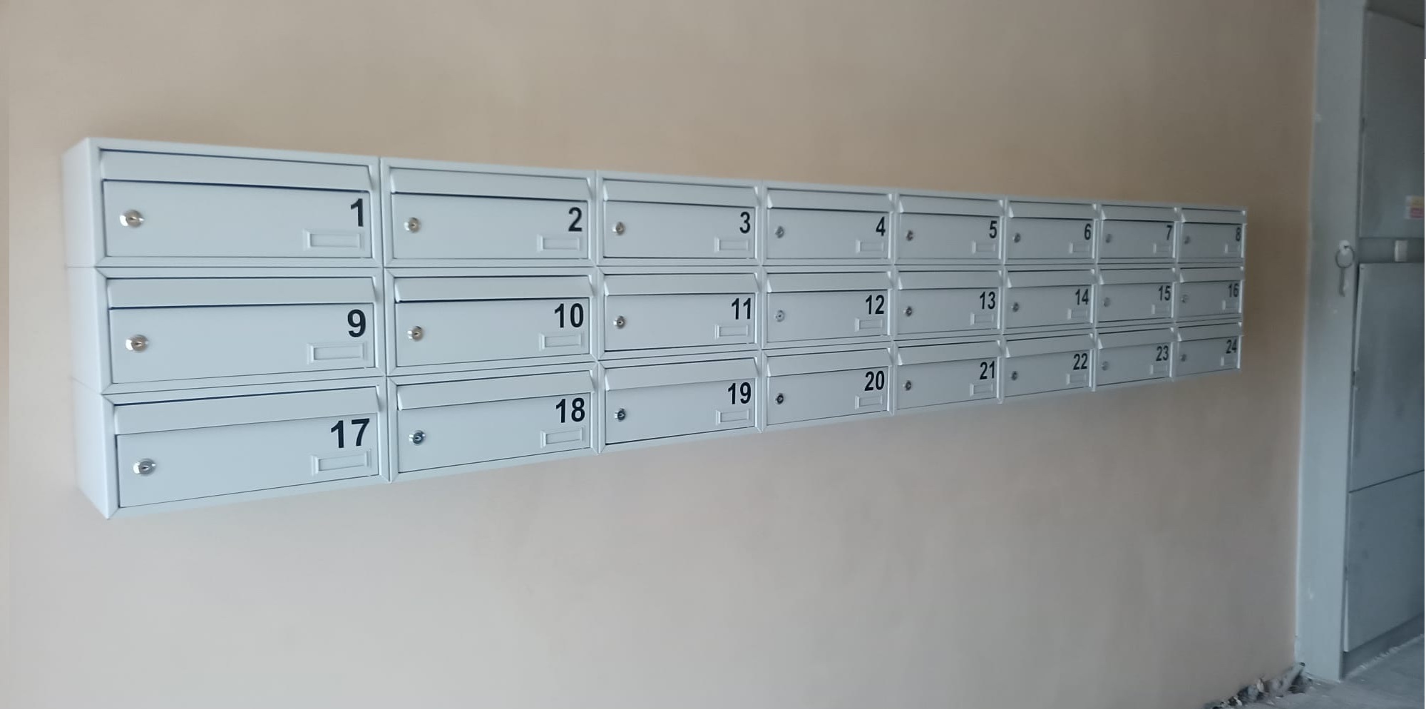 blok ležatých schránek 3x8