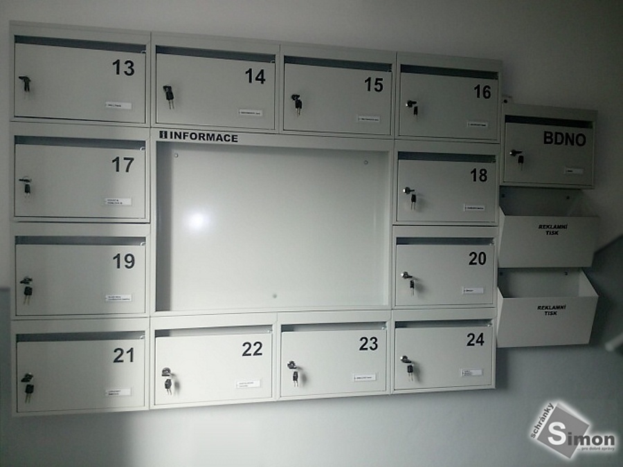 sestava šedých schránek Mini s nástěnkou a boxy Mini