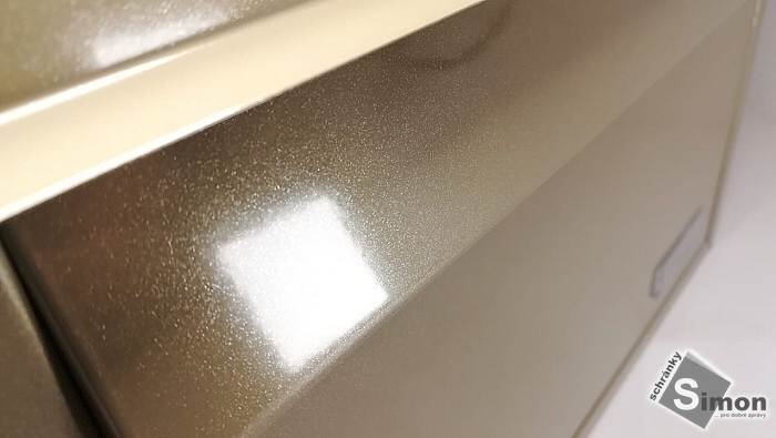 Detail zlaté barvy na schránce