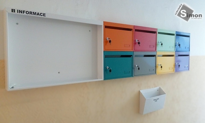 barevné schránky s nástěnkou